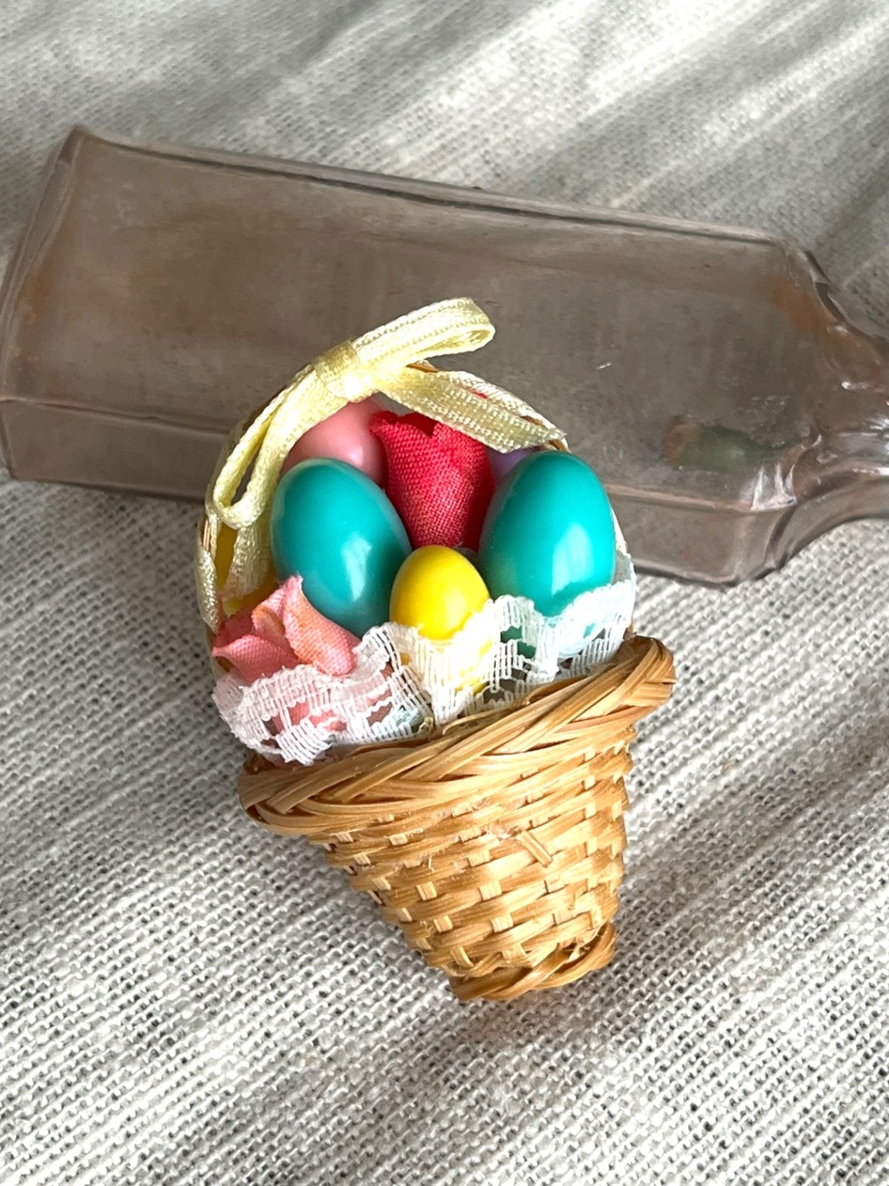 Vintage Easter Wicker Basket Brooch Pin - Picture 8 of 15